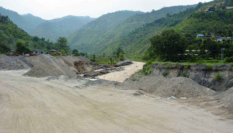 रोशी खोला नै थुन्ने गरी फोहरको थुप्रो